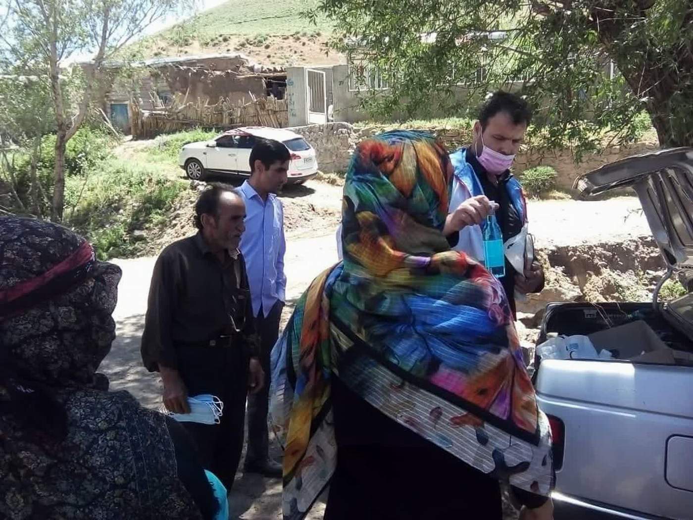 توزیع ماسک و مواد ضدعفونی کننده میان روستاییان شهرستان هریس 